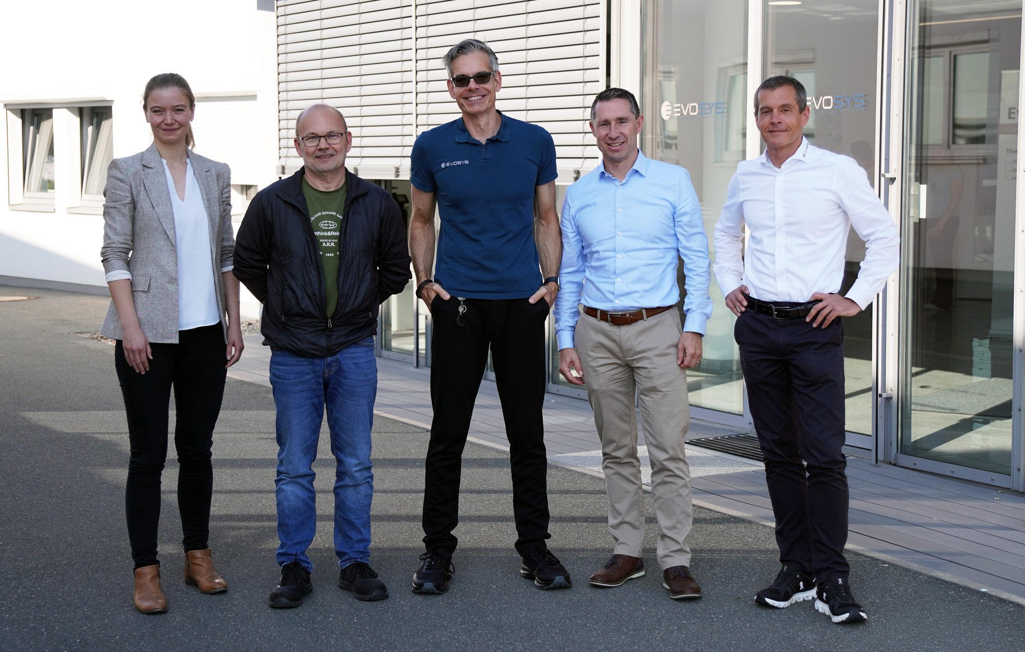 Nach dem erfolgreichen IT-Umzug ins neue Rechenzentrum (v. l.): Prokuristin Marie Schafnitzl, IT-Administrator Leonhard Kleditsch, Leiter IT Thomas Kneidl sowie die Geschäftsführung Holger Aldebert und Frank Brunnecker.